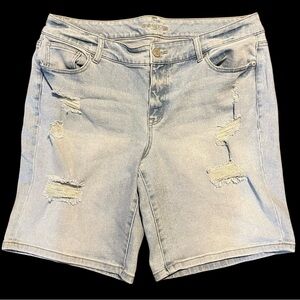 Maurices Distressed Jean Shorts Size 16